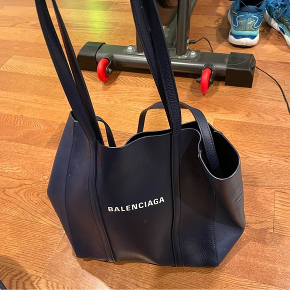 Balenciaga Everyday Leather Tote Bag -Navy 💯 authentic - Picture 3 of 6
